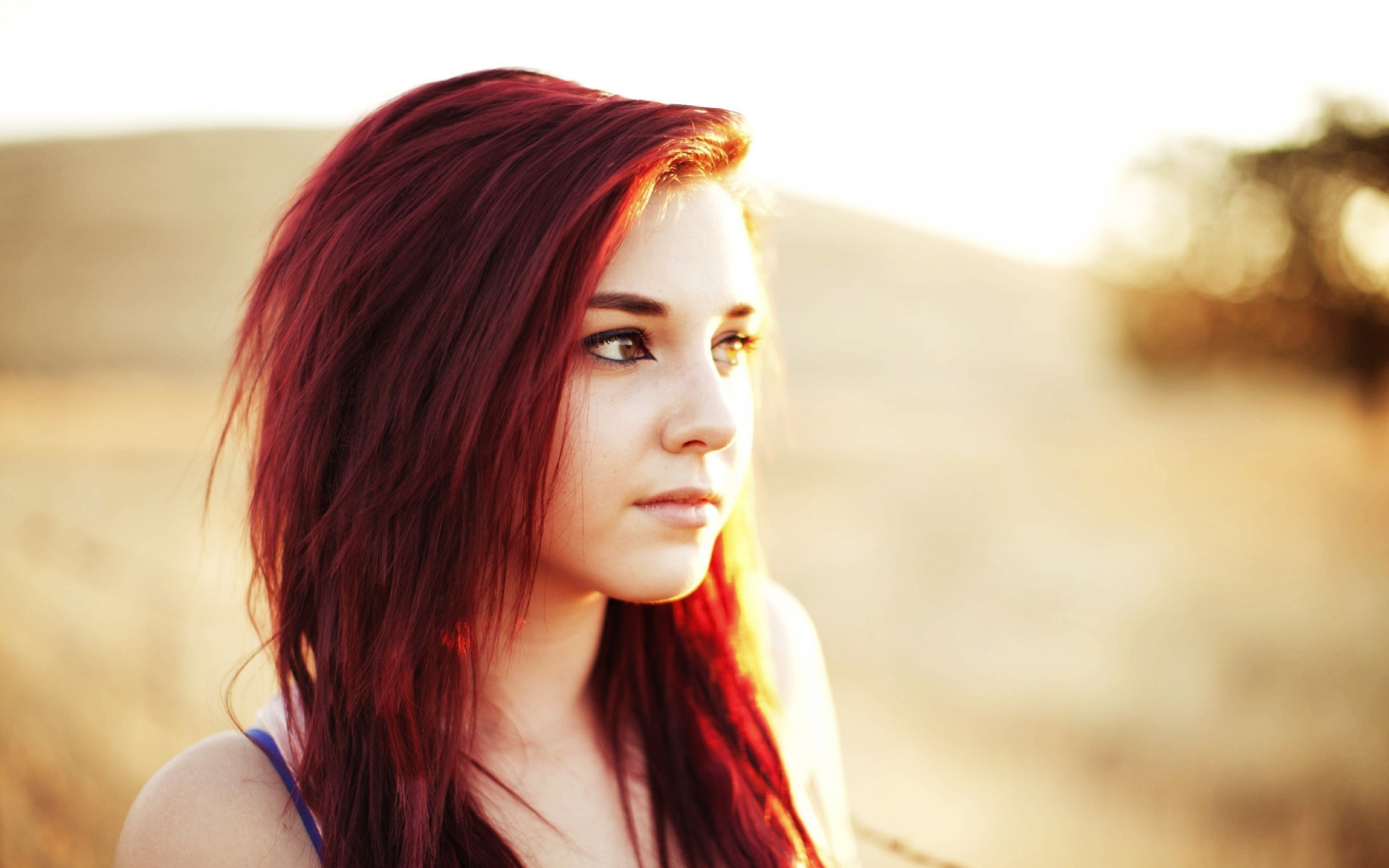 Девушка с красными волосами фото. Девушка с красными волосами. Красивые девушки с красными волосами. Рыжие волосы с красными прядями. Красноволосая девушка.