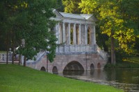 1772-1774, аритектор. Неелов В.И.
Образцом для Мраморного моста, сооруженного по модели В. И. Неелова, послужили мосты в английских парках Стоу и Уилтон, созданные на основе проекта А. Палладио.