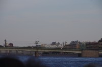 Второй постоянный мост, построенный в Санкт-Петербурге
При строительстве Литейного моста были использованы многие инженерные новшества того времени. Так, впервые для освещения его пролетов было использовано электричество, а для несущих конструкций применили сталь вместо чугуна.
Бывший Александровский мост (Мост Императора Александра II)