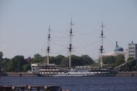 Историческая реконструкция трехпалубного линейного корабля конца XVIII столетия.
Используется как плавучий ресторан.