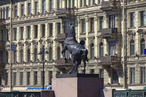 Скульптура «Конь с идущим юношей»