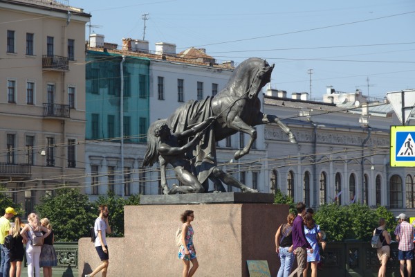 Скульптура «Осаждающий коня юноша»